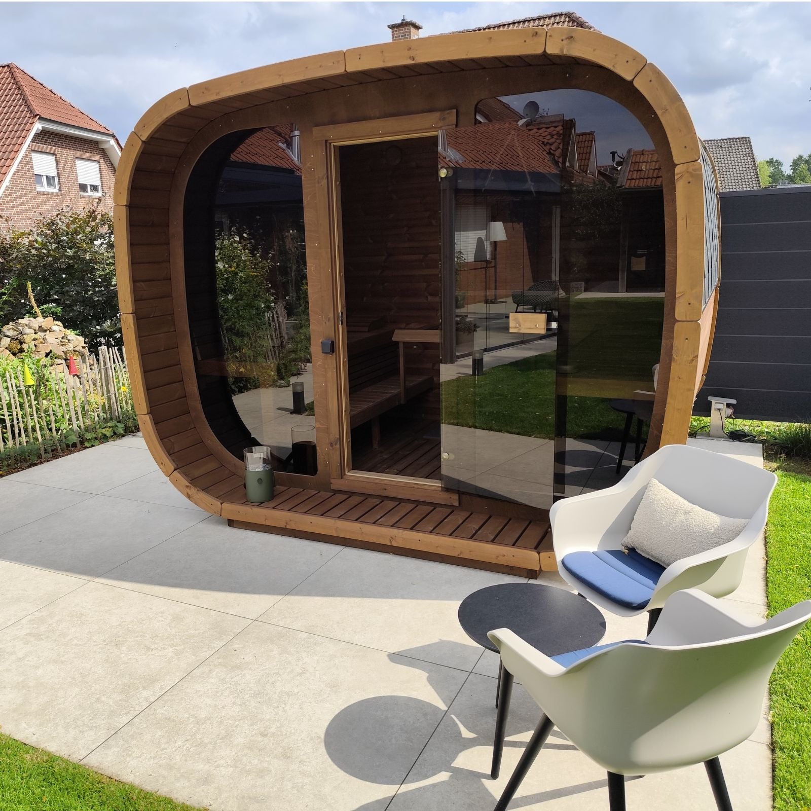 Cube Premium Gartensauna fuer 4 Personen und Gartensauna mit Panoramafront
