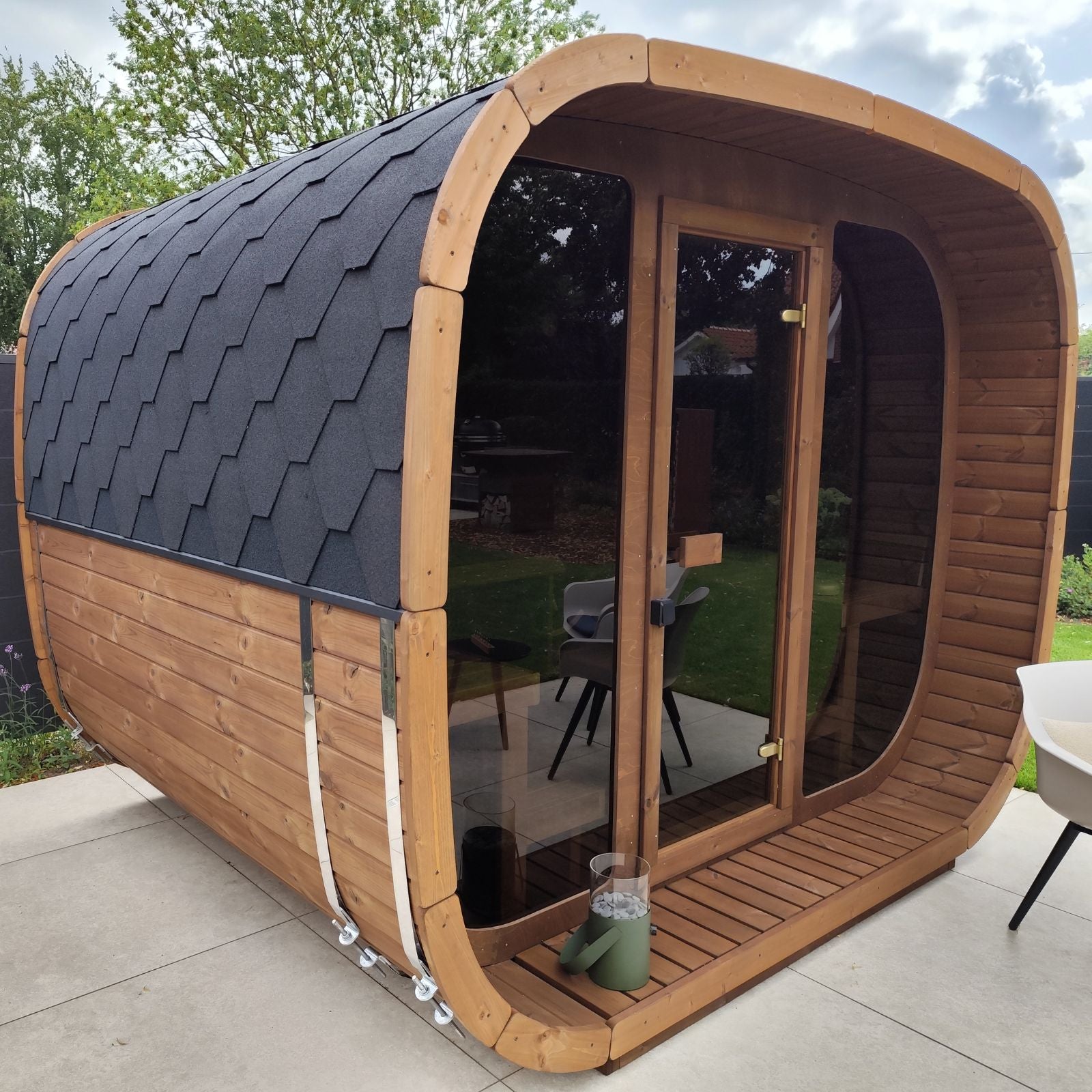 Cube Premium Gartensauna fuer 4 Personen und Gartensauna mit Panoramafront
