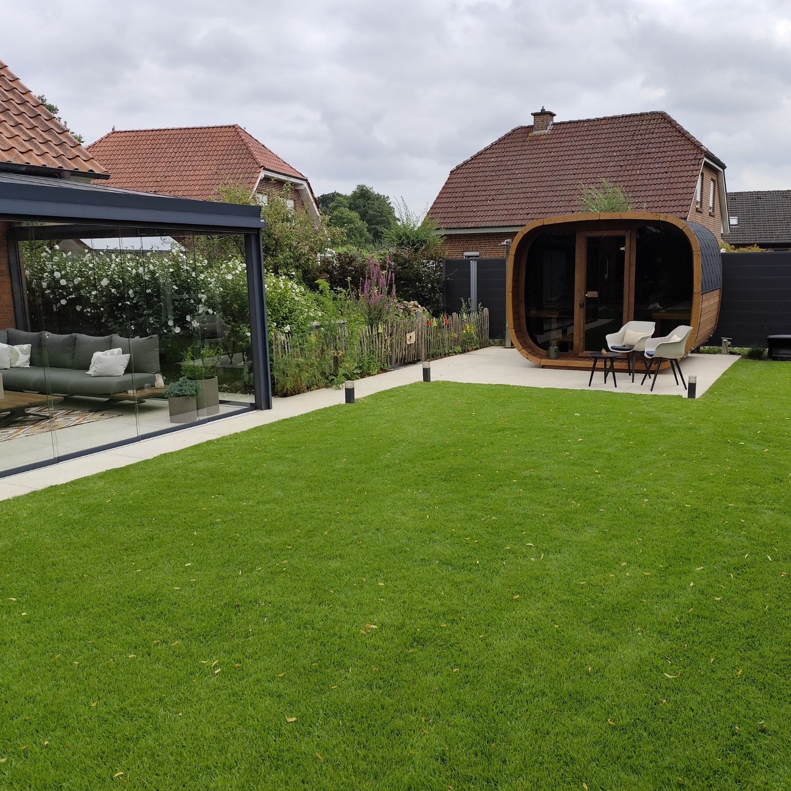 Cube Premium Gartensauna fuer 4 Personen und Gartensauna mit Panoramafront
