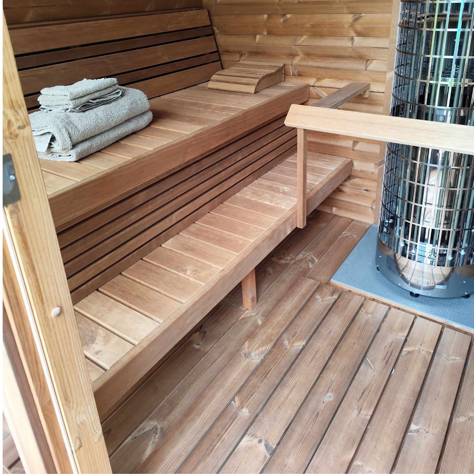 Cube Premium Gartensauna mit zwei Liegen gegenüberliegend