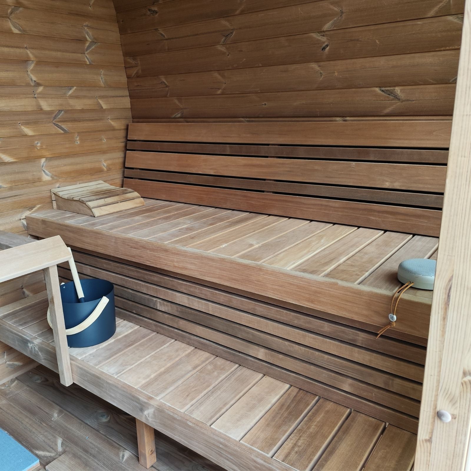 Cube Premium Gartensauna mit zwei Liegen gegenüberliegend