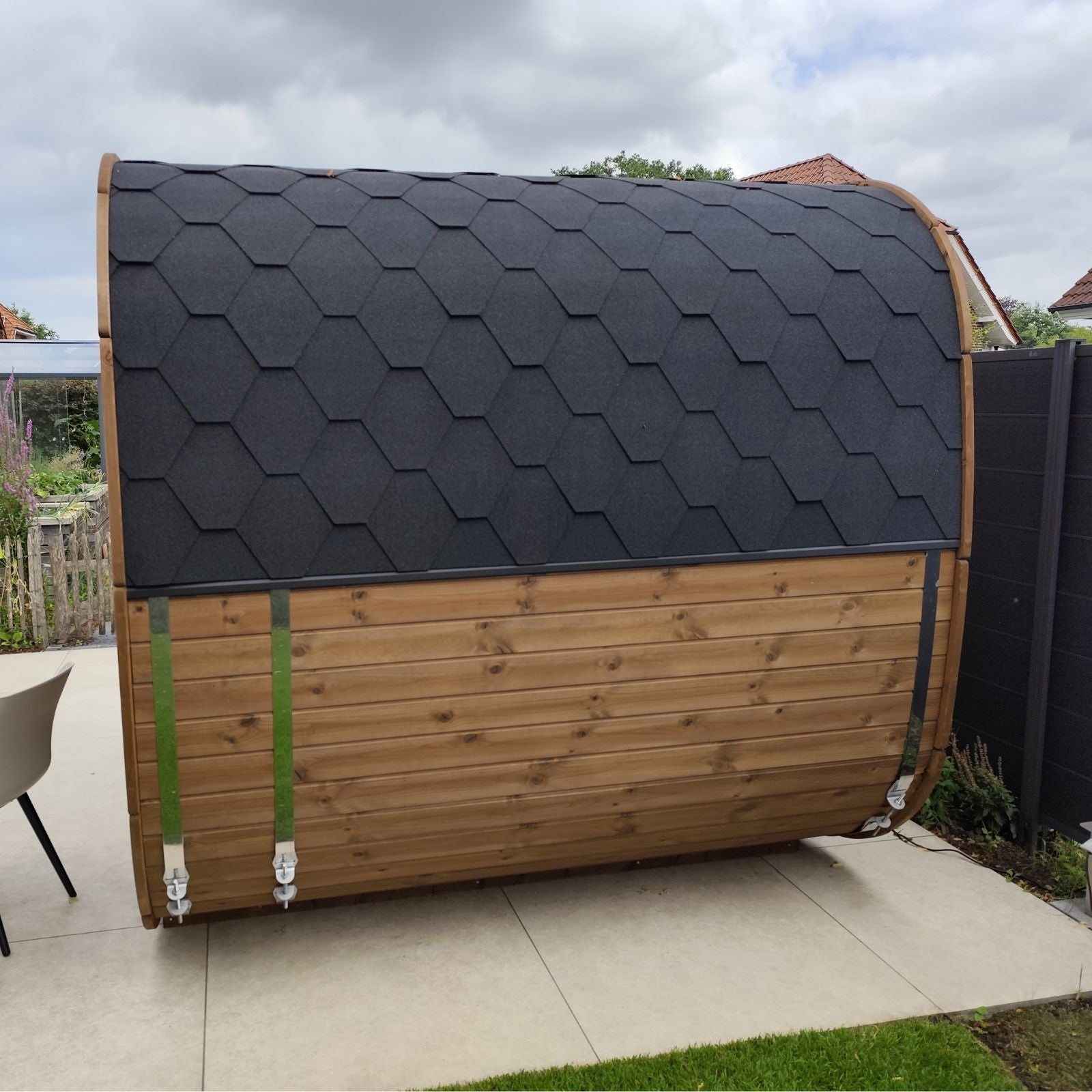Cube Premium Gartensauna mit Dachschindeln und Edelstahlbändern